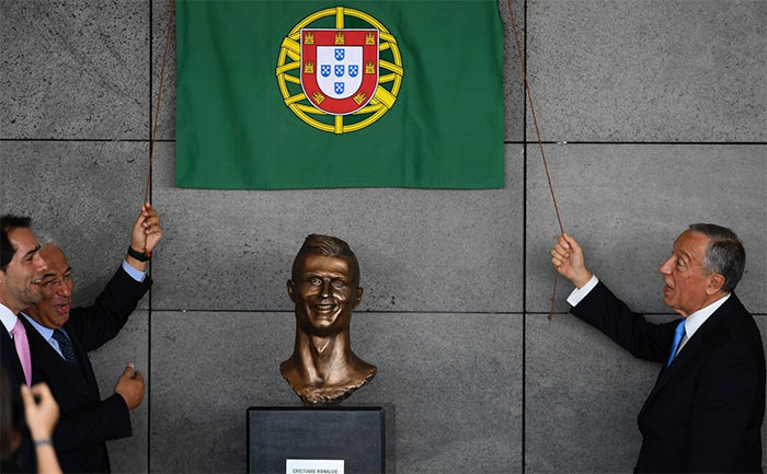 funny cristiano ronaldo statue fail